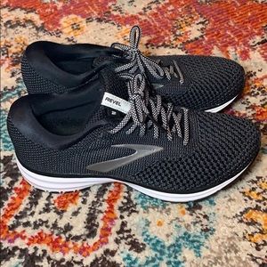 NWOT Brooks Revel 2 Running Shoes Black and White